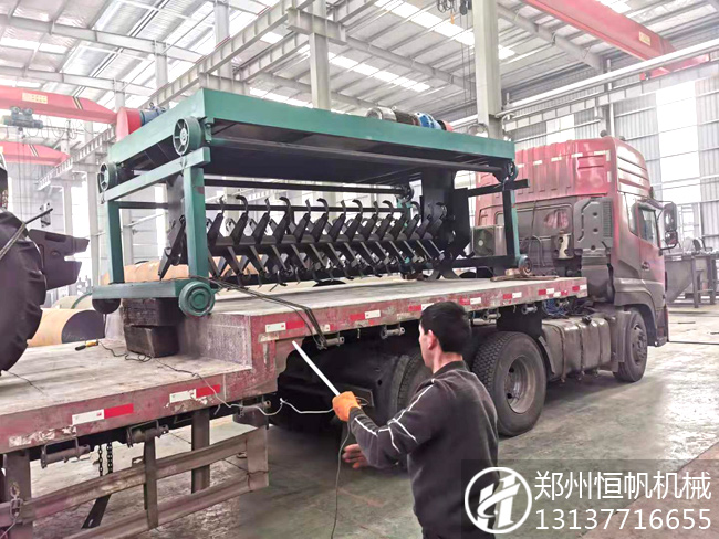 鄭州恒帆機(jī)械四米寬槽式翻拋機(jī)進(jìn)軍寧夏有機(jī)肥生產(chǎn)業(yè)(圖1) 槽式有機(jī)肥翻拋機(jī)