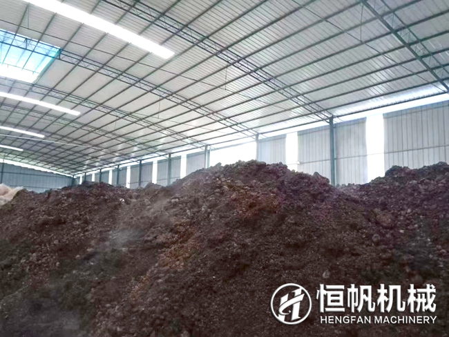 “翻堆機”挑起有機肥生產(chǎn)頭道工序的大梁(圖1) 有機肥料發(fā)酵